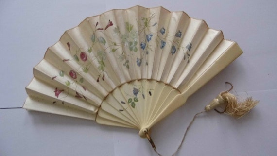 Eventail. Soie et matière noble. Milieu 19e siècle. Bel état. Décors peints. Collector. Raffinement haute Bourgeoisie. Pompon de soie. Rare