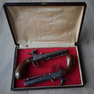 Luikse box. Vitrine. Reisduo. Knoesthout. Kurk. 1830. Fijn gebeiteld. Een stelletje schurken. Tweede restauratie. Lodewijk XVIII