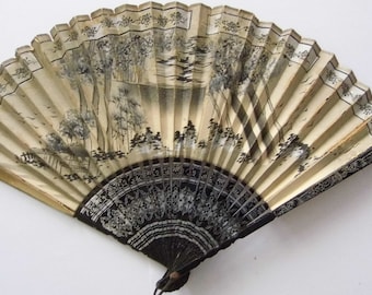 Fan. Old. Antic Hand Fan. It&#39;s a Japanese. Napoleon III. Original. Painted decorations. Wallpapers. Decorated woodwork. Collector. Collection