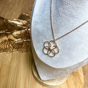 MERVEILLE necklace - Flower pendant - Gold stainless steel chain