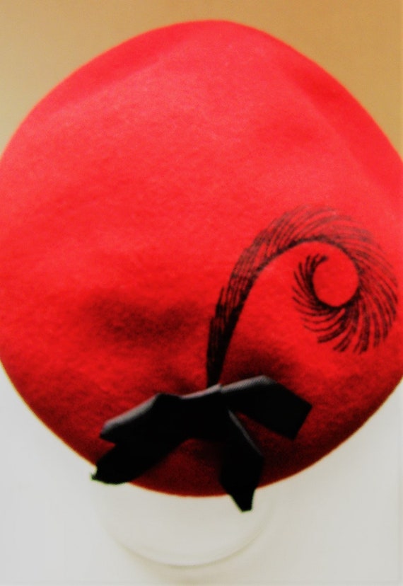 SALLY ANN PROVAN millnery Red felt beret designer