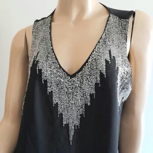 Vestido estilo FLAPPER GRAN GATSBY largo hasta la rodilla look años 20 plateado y negro talla 14 del Reino Unido