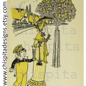 Op de afbeelding: Vintage illustratie van een vrouw en kind die onder een paraplu lopen. De vrouw draagt een gele jurk en hoed, het kind een gele overall. De achtergrond toont een boom en huizen.