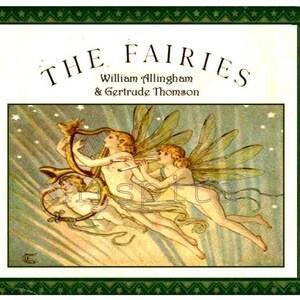 Puede incluir: Una ilustración vintage de tres hadas tocando música en las nubes. Las hadas están desnudas y tienen alas. Una hada toca un arpa, otra toca una flauta y la tercera sostiene una nota musical. La ilustración se titula "The Fairies" con los nombres de los autores, William Allingham y Gertrude Thomson, debajo del título.