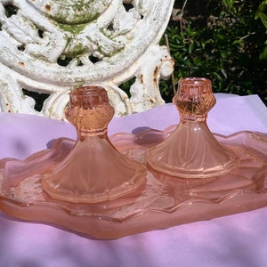 Conjunto de penteadeira deslumbrante com detalhes em vidro rosa Art Déco