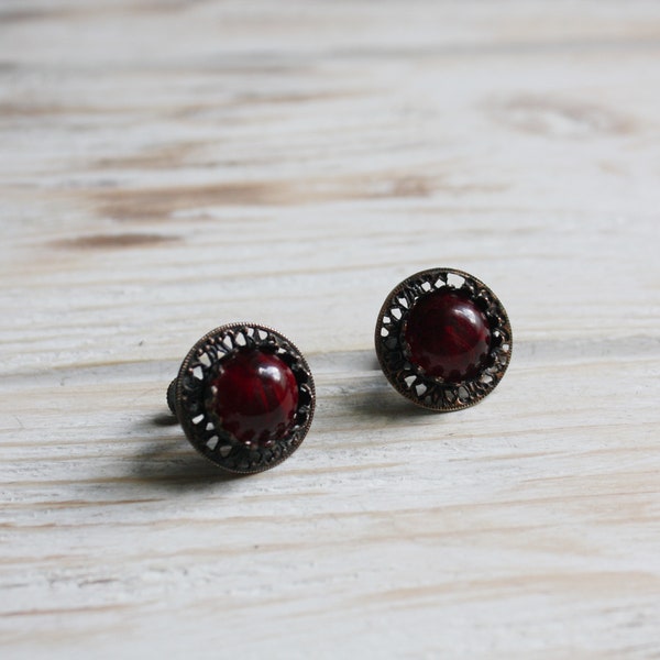 Red vintage screw back earrings / Antique jewelry women / Retro filigree non pierced earrings / Vtg round clip on earrings