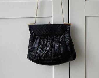 Bolso bandolera vintage de piel de serpiente negra / Bolso pequeño de hombro con cierre retro / Bolso retro minimalista / Clutch de piel vintage con cadena