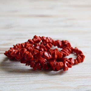 Vintage red coral necklace / Antique jewelry / Retro coral chip bead statement necklace / Vtg hard stone ethnic flapper necklace