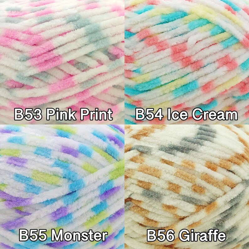 Pu&ograve; includere: Primo piano di quattro gomitoli di filato di diversi colori. I colori del filato sono rosa, blu, giallo e marrone. Ogni gomitolo ha un motivo diverso ed &egrave; etichettato con un nome: B53 Pink Print, B54 Ice Cream, B55 Monster e B56 Giraffe.