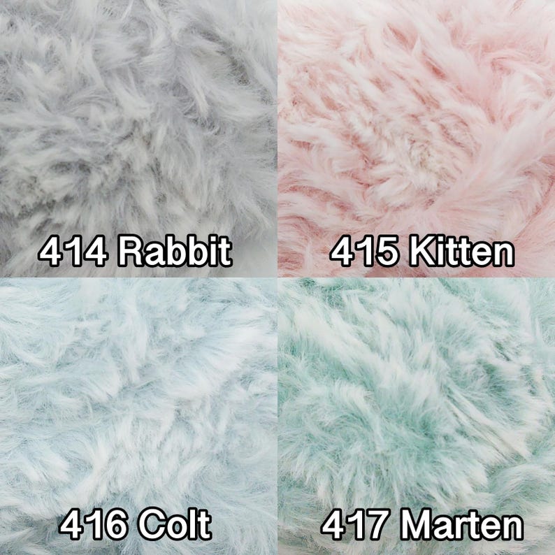 Pu&ograve; includere: Quattro campioni di filato di pelliccia sintetica in diversi colori: grigio chiaro, rosa, azzurro e verde chiaro. Il filato &egrave; etichettato con numeri e nomi: 414 Rabbit, 415 Kitten, 416 Colt e 417 Marten.