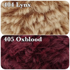 Pu&ograve; includere: Due campioni di tessuto in pelliccia sintetica. Il campione superiore &egrave; di colore marrone chiaro ed &egrave; etichettato "404 Lynx". Il campione inferiore &egrave; di colore bordeaux scuro ed &egrave; etichettato "405 Oxblood".