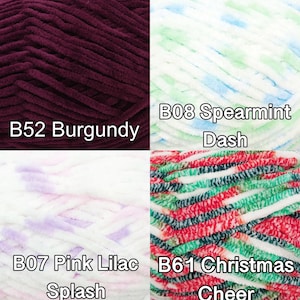 Pu&ograve; includere: Primo piano di quattro gomitoli di filato di diversi colori. I colori includono bordeaux, spearmint dash, rosa lilla splash e Christmas cheer. Ogni colore del filato ha un'etichetta corrispondente con il suo nome e codice.