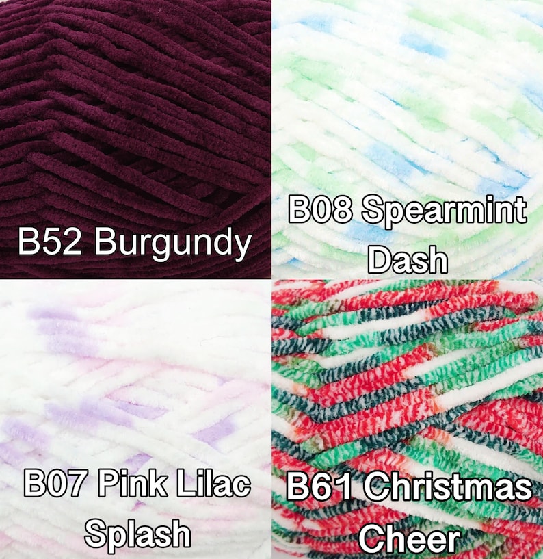 Pu&ograve; includere: Primo piano di quattro gomitoli di filato di diversi colori. I colori includono bordeaux, spearmint dash, rosa lilla splash e Christmas cheer. Ogni colore del filato ha un'etichetta corrispondente con il suo nome e codice.