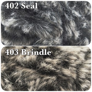 Pu&ograve; includere: Due immagini ravvicinate di tessuto in pelliccia sintetica. L'immagine superiore &egrave; etichettata "402 Seal" e mostra una pelliccia grigio scuro con punte bianche. L'immagine inferiore &egrave; etichettata "403 Brindle" e mostra una pelliccia grigio chiaro con punte grigio scuro.