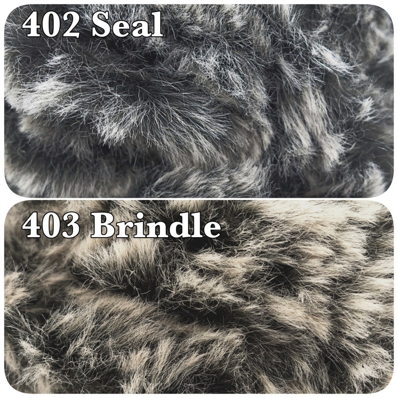 Pu&ograve; includere: Due immagini ravvicinate di tessuto in pelliccia sintetica. L'immagine superiore &egrave; etichettata "402 Seal" e mostra una pelliccia grigio scuro con punte bianche. L'immagine inferiore &egrave; etichettata "403 Brindle" e mostra una pelliccia grigio chiaro con punte grigio scuro.