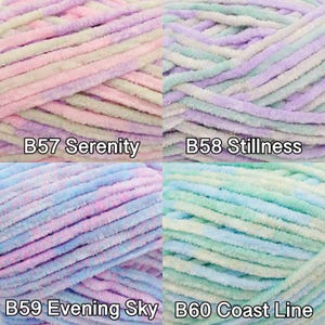 Pu&ograve; includere: Primo piano di quattro gomitoli di filato morbido e felpato in colori pastello. Il filato &egrave; etichettato con i nomi "Serenity", "Stillness", "Evening Sky" e "Coast Line". I colori includono rosa, viola, blu e verde.