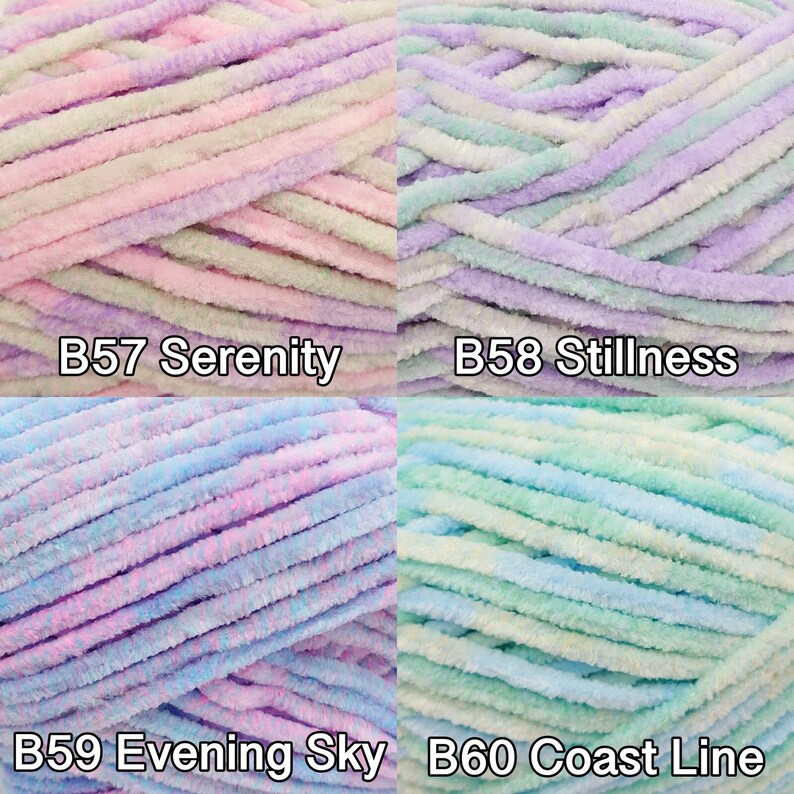 Pu&ograve; includere: Primo piano di quattro gomitoli di filato morbido e felpato in colori pastello. Il filato &egrave; etichettato con i nomi "Serenity", "Stillness", "Evening Sky" e "Coast Line". I colori includono rosa, viola, blu e verde.