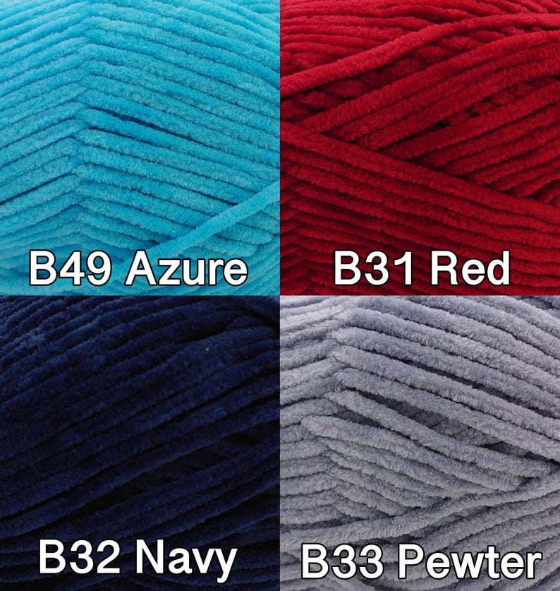 Pu&ograve; includere: Primo piano di quattro gomitoli di filato di peluche nei colori azzurro, rosso, blu navy e peltro. Ogni gomitolo &egrave; etichettato con un codice colore: B49 Azure, B31 Red, B32 Navy e B33 Pewter. Il filato appare morbido e strutturato, ideale per progetti di maglieria o uncinetto.