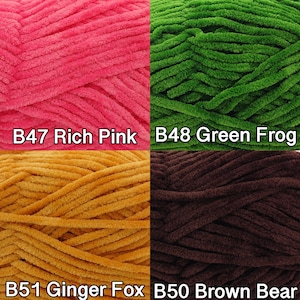 Pu&ograve; includere: Primo piano di quattro gomitoli di filato di diversi colori. I colori sono rosa intenso, verde, zenzero e marrone. Ogni colore ha un'etichetta con un nome: Rich Pink, Green Frog, Ginger Fox e Brown Bear.