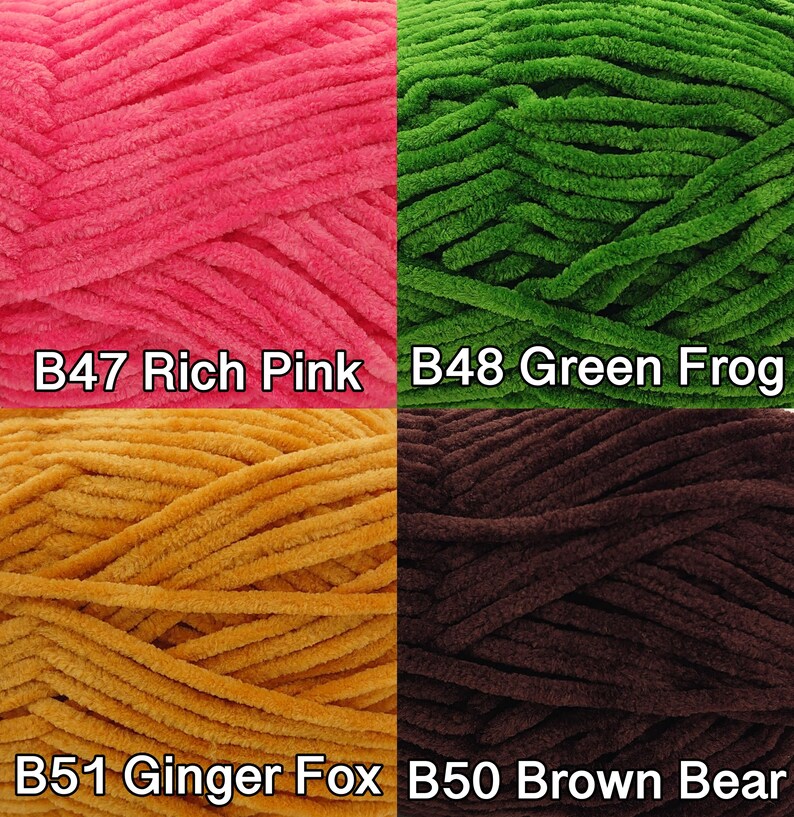 Pu&ograve; includere: Primo piano di quattro gomitoli di filato di diversi colori. I colori sono rosa intenso, verde, zenzero e marrone. Ogni colore ha un'etichetta con un nome: Rich Pink, Green Frog, Ginger Fox e Brown Bear.