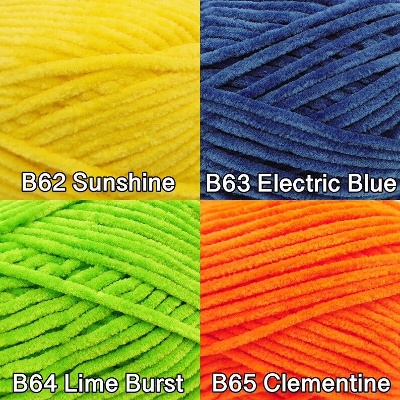 Pu&ograve; includere: Primo piano di quattro gomitoli di filato di peluche in colori vivaci. I colori sono giallo (B62 Sunshine), blu (B63 Electric Blue), verde (B64 Lime Burst) e arancione (B65 Clementine). Il filato &egrave; morbido e strutturato.