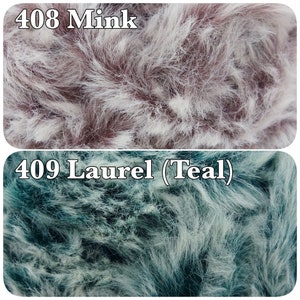 Pu&ograve; includere: Due immagini ravvicinate di campioni di tessuto in pelliccia sintetica. Il campione superiore &egrave; di colore marrone chiaro e bianco con il testo "408 Mink". Il campione inferiore &egrave; di colore verde acqua e bianco con il testo "409 Laurel (Teal)".