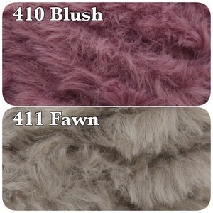 Pu&ograve; includere: Due campioni di tessuto in pelliccia sintetica. Il campione superiore &egrave; di colore rosa polvere ed &egrave; etichettato "410 Blush". Il campione inferiore &egrave; di colore beige chiaro ed &egrave; etichettato "411 Fawn".