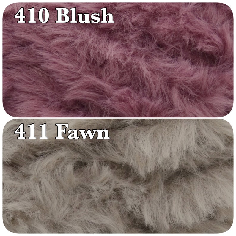Pu&ograve; includere: Due campioni di tessuto in pelliccia sintetica. Il campione superiore &egrave; di colore rosa polvere ed &egrave; etichettato "410 Blush". Il campione inferiore &egrave; di colore beige chiaro ed &egrave; etichettato "411 Fawn".