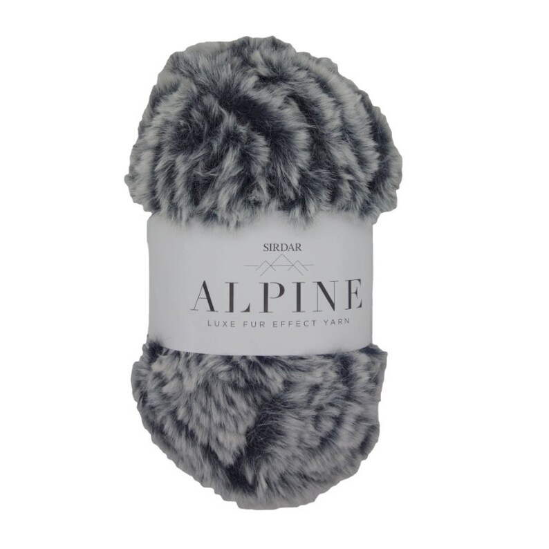 Pu&ograve; includere: Un gomitolo di filato Sirdar Alpine Luxe Fur Effect in grigio scuro e bianco. L'etichetta riporta "Sirdar Alpine Luxe Fur Effect Yarn".
