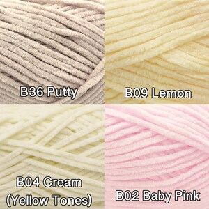 Pu&ograve; includere: Primo piano di quattro gomitoli di filato morbido e soffice in vari colori. I colori includono stucco, limone, crema e rosa baby. Ogni gomitolo &egrave; etichettato con un codice colore: B36 Putty, B09 Lemon, B04 Cream e B02 Baby Pink.