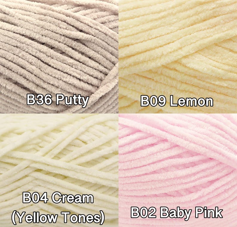 Pu&ograve; includere: Primo piano di quattro gomitoli di filato morbido e soffice in vari colori. I colori includono stucco, limone, crema e rosa baby. Ogni gomitolo &egrave; etichettato con un codice colore: B36 Putty, B09 Lemon, B04 Cream e B02 Baby Pink.