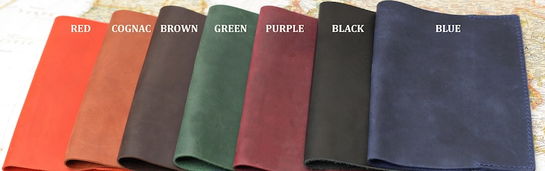 Pu&ograve; includere: Sette copertine per quaderni in pelle di diversi colori: rosso, cognac, marrone, verde, viola, nero e blu.