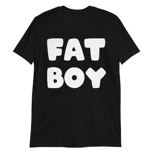 Op de afbeelding: Zwart T-shirt met de tekst "FAT BOY" in grote, witte, bubbelletters. Het shirt heeft een ronde hals en korte mouwen.