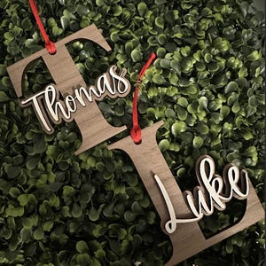 Adorno navideño de madera con letras y nombre personalizado cortado con láser
