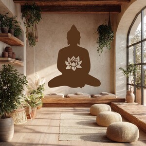 Puede incluir: Un interior sereno con una gran silueta de Buda marr&oacute;n y una flor de loto en una pared beige. La habitaci&oacute;n cuenta con pisos de madera, bancos y pufs tejidos. Las plantas en macetas y la vegetaci&oacute;n colgante a&ntilde;aden un toque natural.