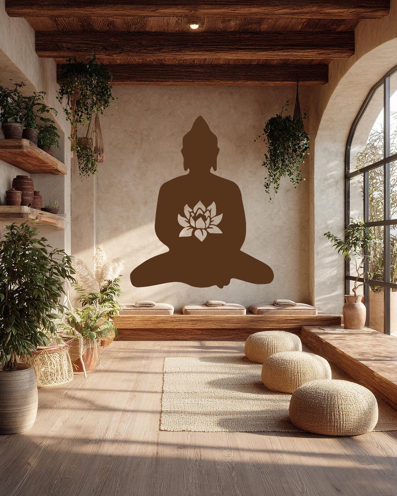 Puede incluir: Un interior sereno con una gran silueta de Buda marr&oacute;n y una flor de loto en una pared beige. La habitaci&oacute;n cuenta con pisos de madera, bancos y pufs tejidos. Las plantas en macetas y la vegetaci&oacute;n colgante a&ntilde;aden un toque natural.