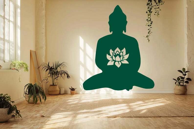 Puede incluir: Silueta verde de Buda con un dise&ntilde;o de flor de loto blanca sobre una pared crema. La habitaci&oacute;n tiene una est&eacute;tica natural y minimalista, con plantas y una alfombra tejida. La luz del sol entra por una ventana.