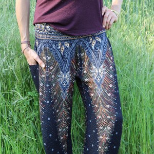 Airy Pump Pants ORIENTAL FEATHERS en Negro Plus Pantalones | Etsy México