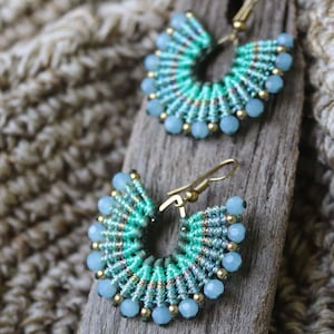 Orecchini LHASA *Turchese effetto metallico *Orecchini in macramè con perline di vetro