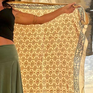 SORAYA sarong tillverkad av bomull – handtryckt med blocktryck och guldkant | Sjal, strandhandduk, boho-halsduk, pareo, festivaldekor