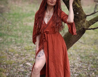 Robe portefeuille MALAI en coton naturel imprimé à la main et poches latérales dans une chaude teinte rouille | Robe bohème pour femme
