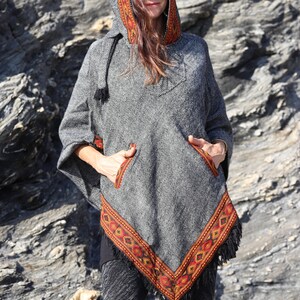 Poncho avec capuche pointue et bordure tissée GRIS image 3