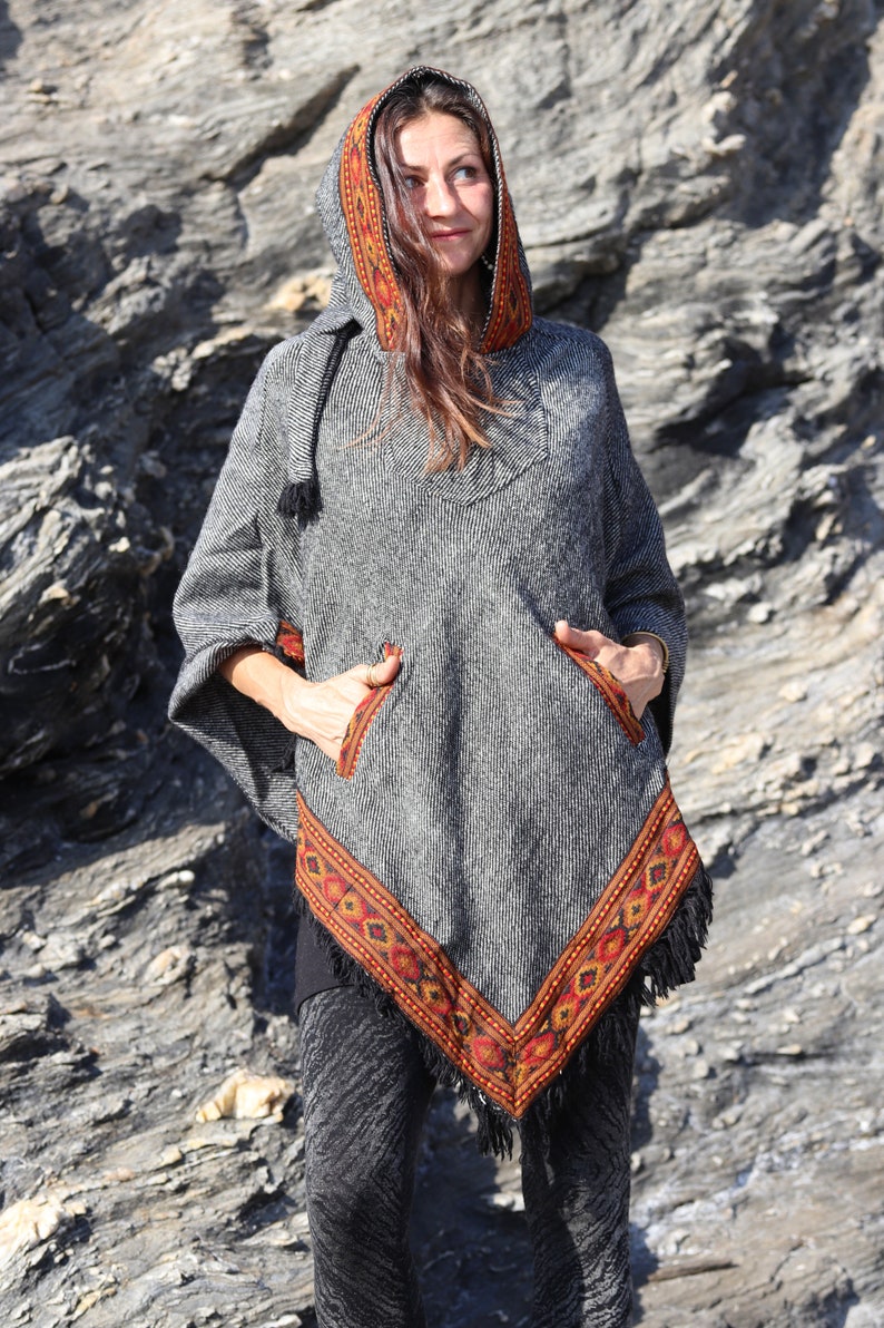 Poncho avec capuche pointue et bordure tissée GRIS image 3