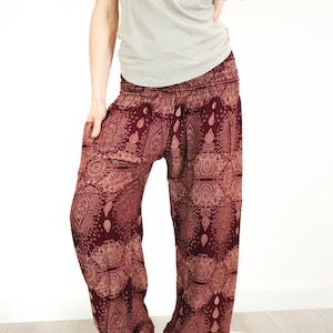 pantaloni harem da donna in viscosa con fantasia PAISLEY *Bordeaux/Crema*