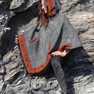 Poncho avec capuche pointue et bordure tissée GRIS image 6