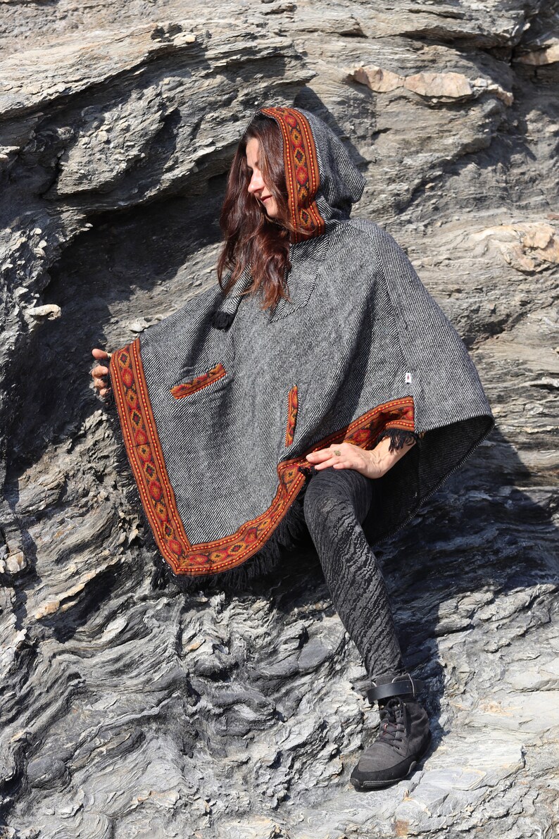 Poncho avec capuche pointue et bordure tissée GRIS image 6