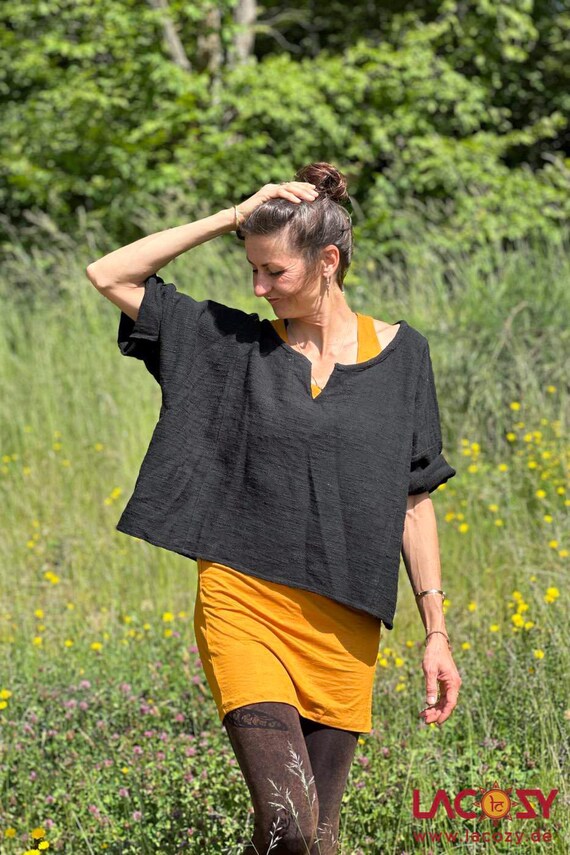 Weites Cropped Shirt aus reiner Baumwolle in SCHWARZ | Atmungsaktives Oversize Damenshirt für Lagenlooks | Nachhaltiges Baumwollshirt