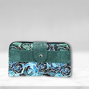 Carteira Dobrável Ivy – Carteira Elegante Floral Azul e Verde com Vinil Glitter. Porta-Cartões Feito à Mão e Estiloso