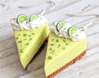 Orecchini a forma di fetta di cheesecake al lime - Gioielli in miniatura a tema dessert - Orecchini a forma di cibo fatti a mano - Orecchini a forma di fetta di cheesecake al lime - Gioielli carini a tema cibo