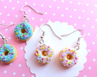 Weiße oder blaue Donuts-Ohrringe, Lebensmittelschmuck, süße Ohrringe für Donuts-Liebhaber, Geschenk für Sie, Geschenk für Schwester, Geschenk für Mama